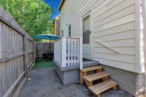 Terrace/patio - Cozy 3BR Family Home-8 Min to Niagara Falls (Niagara Falls)