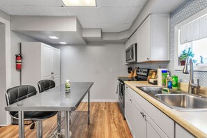 Private kitchen - Cozy 3BR Family Home-8 Min to Niagara Falls (Niagara Falls)