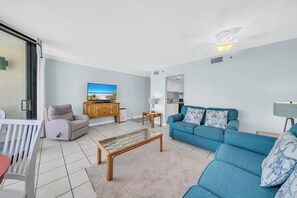 Smart TV - 🏖️Stunning Beachfront Views | 3 Pools | 1BR | Sunbird 202E🏖️ (Panama City)