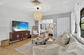 Living area - Waterfront pool home- 3BR/3BA Hollywood Beach (Hollywood)