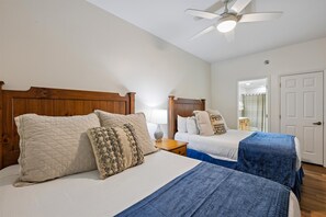 2 bedrooms, iron/ironing board, free WiFi, bed sheets - 🌄Baskins Creek 404 | Fireplace | Walk to Downtown Gatlinburg 🐻 (Gatlinburg)