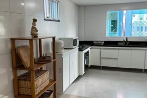 Microwave, oven, stovetop - Cozy house in gated community Morada da Praia Recanto Lira (Bertioga)