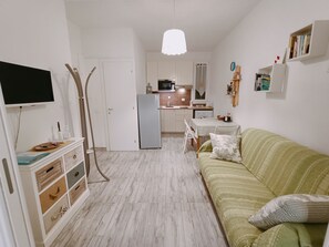 TV, books - Comfortable one-bedroom apartment Aurora by the sea: Beach - 5 Terre - hiking - relaxation (San Terenzo)