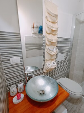 Regadera, secadora de cabello, toallas, jabón 