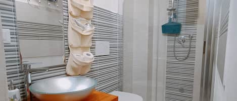 تجهيزات دش، مجففات شعر، مناشف، صابون