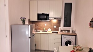 Private kitchen - Comfortable one-bedroom apartment Aurora by the sea: Beach - 5 Terre - hiking - relaxation (San Terenzo)