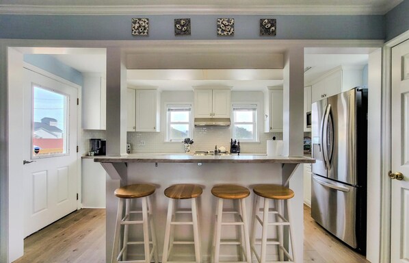 Fridge, microwave, stovetop, dishwasher - Tide Dyed – A Colorful Coastal Escape (Topsail Beach)