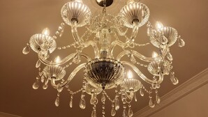 A chandelier with multiple arms and crystal decorations. - Hotel Casa Dharma (Popayán)