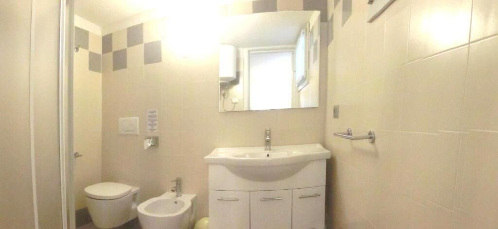Un bany amb vàter, bidet, rentapel i mirall.