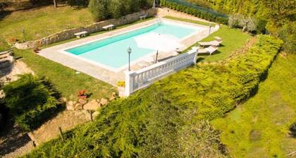 PANORAMA-HÜTTE MIT PRIVATEM POOL, GARTENTERRASSE, WILAN UND BILLARD