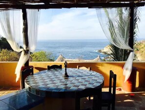 Casa básica, balcón, vistas al mar | Restaurante al aire libre