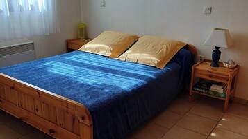 1 chambre, fer et planche à repasser, draps fournis