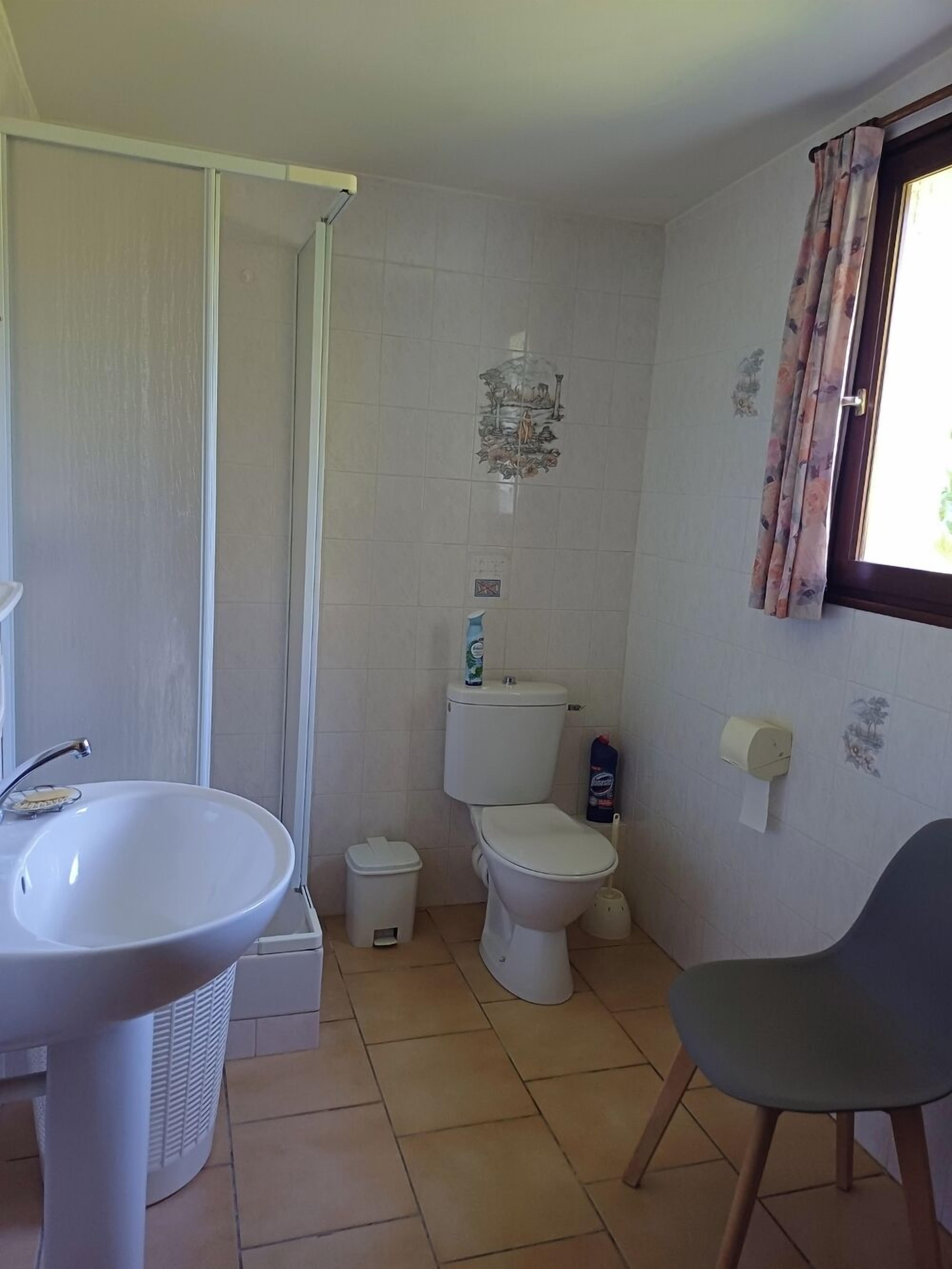 Douche, sèche-cheveux, serviettes fournies