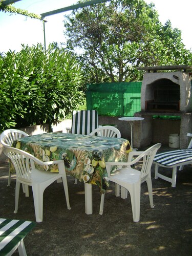For a peaceful vacation between sea and mountains, fig and olive trees.