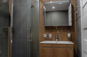 Haartrockner, Handtücher, Seife, Toilettenpapier
