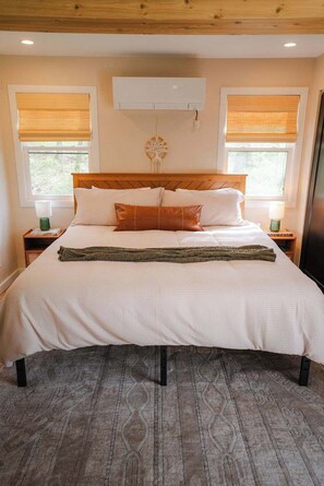 3 bedrooms, WiFi, bed sheets - Unique Retreat on Creek with Hot Tub and Games (Creola)