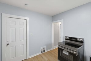 Interior - NEW! Niagara Adventure Basecamp | Walk to the Falls (Niagara Falls)