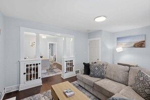 TV - NEW! Modern Niagara Loft with Private Sunset Balcony (Niagara Falls)