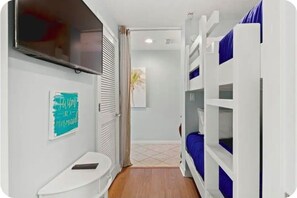 2 bedrooms, iron/ironing board, WiFi, bed sheets - ON BEACH/Walkable, HUGE pool/HotTub/LAZY (Fort Walton Beach)