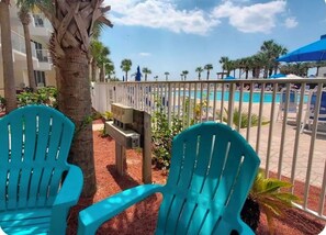 Terrace/patio - ON BEACH/Walkable, HUGE pool/HotTub/LAZY (Fort Walton Beach)