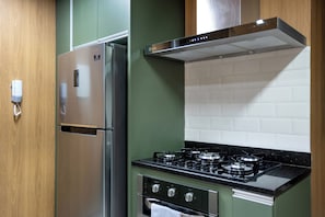 Appartement Design, cuisine, vue sur la cour intérieure | Cuisine privée | Réfrigérateur grande capacité avec congélateur, four à micro-ondes