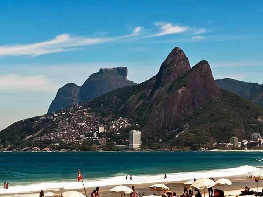 Beach nearby, white sand, 8 beach bars