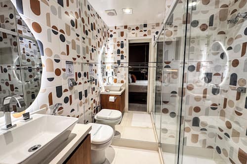Appartamento Design, cucina, vista cortile | Bagno | Doccia, set di cortesia gratuito, asciugacapelli, asciugamani