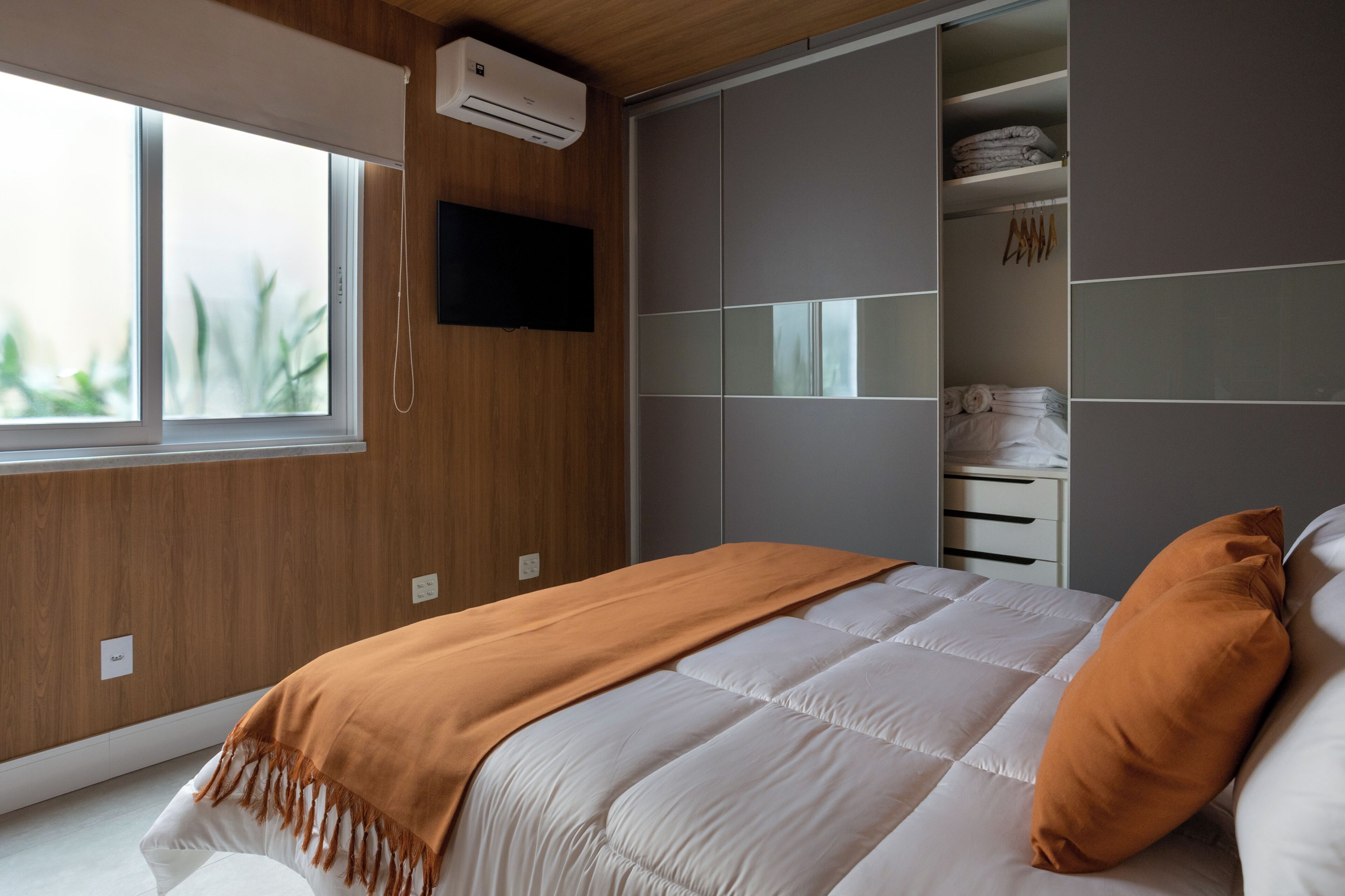 Appartement Design, cuisine, vue cour intérieure | Espace de travail pour ordinateur portable, fer et planche à repasser
