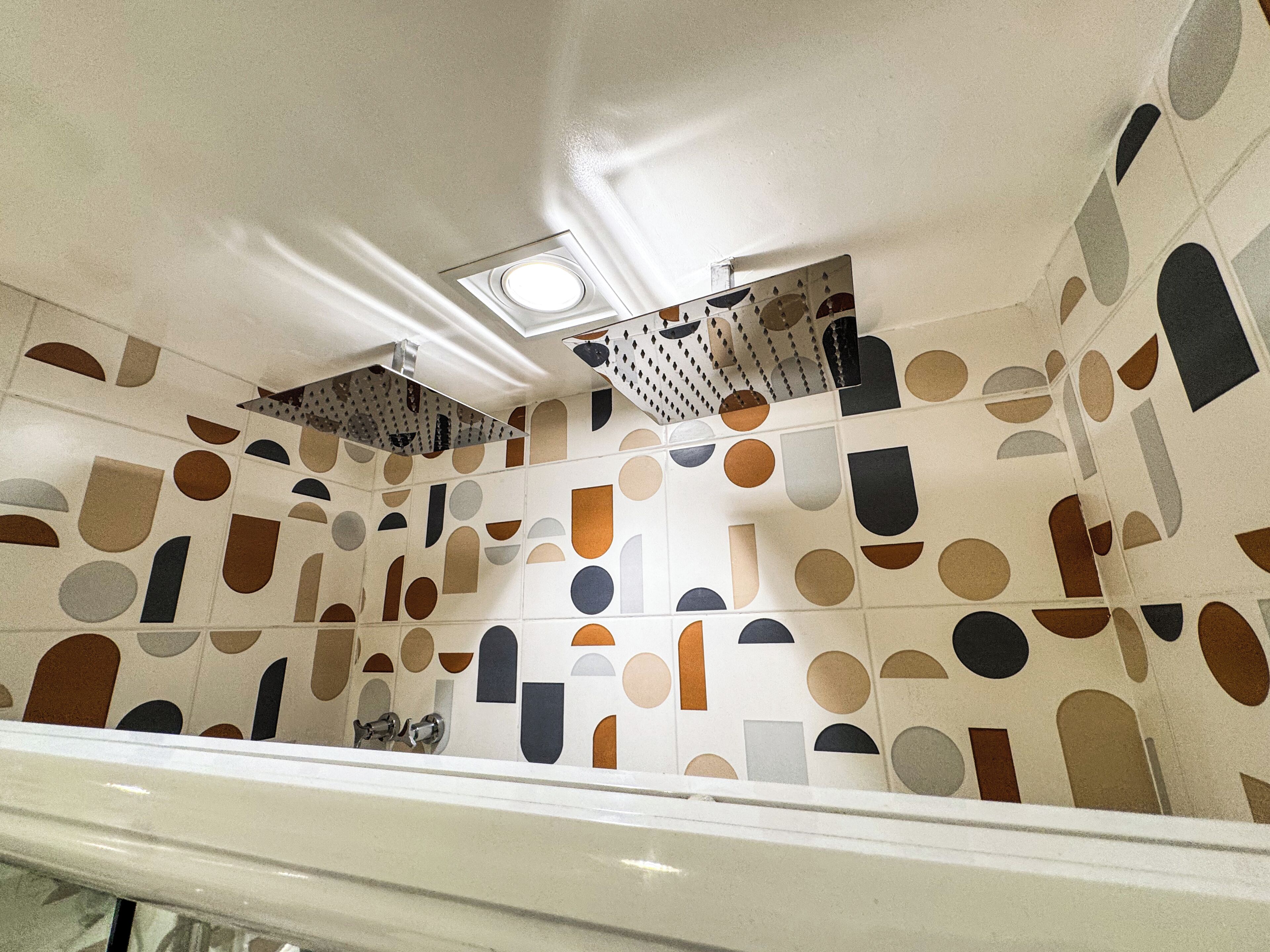 Design-Apartment, Küche, Blick auf den Innenhof | Badezimmer | Dusche, kostenlose Toilettenartikel, Haartrockner, Handtücher