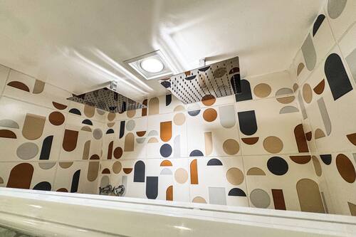Appartamento Design, cucina, vista cortile | Bagno | Doccia, set di cortesia gratuito, asciugacapelli, asciugamani
