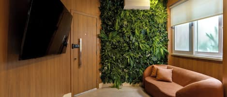 Appartement Design, cuisine, vue cour intérieure | Coin séjour