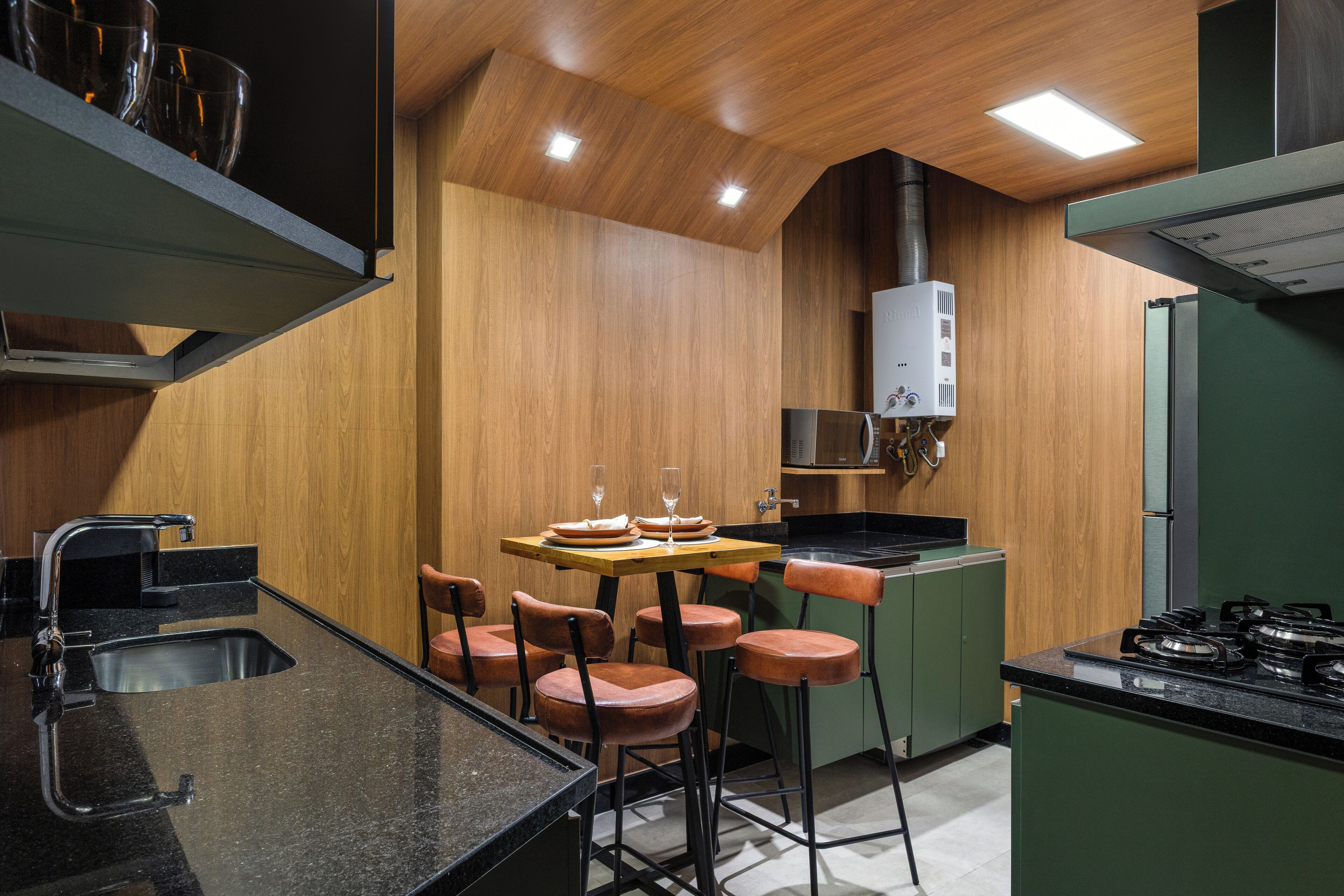 Appartement Design, cuisine, vue cour intérieure | Cuisine privée | Grand réfrigérateur, micro-ondes, four, plaque de cuisson
