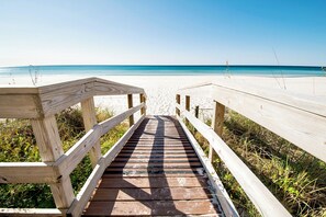 On the beach - 🦀Beach Service | Stunning Gulf Views | Pool | Tropic Winds 1105🦀 (Panama City Beach)