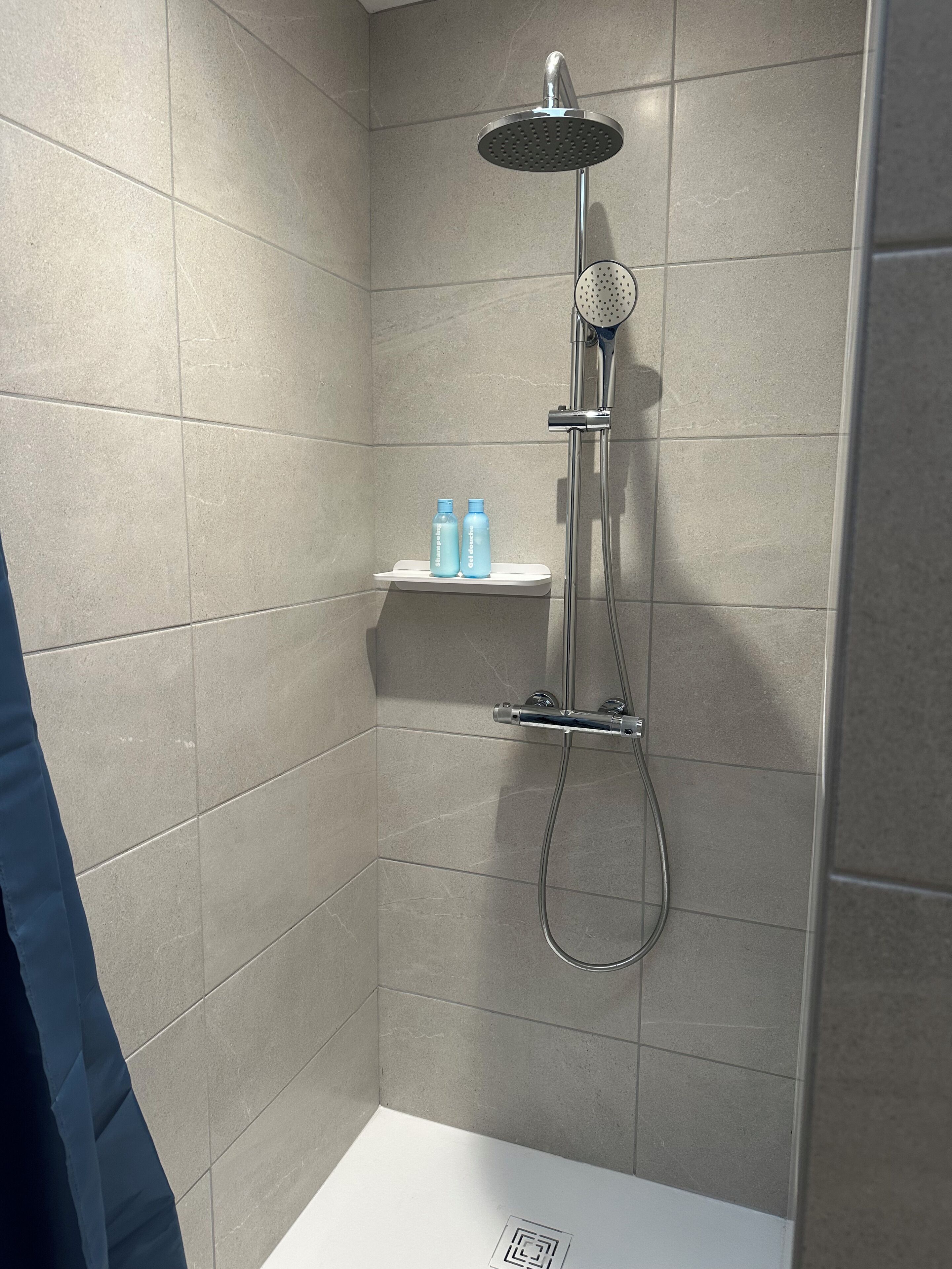 Douche, sèche-cheveux, serviettes fournies, savon