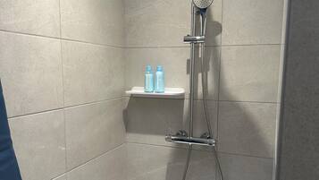 Douche, sĂšche-cheveux, serviettes fournies, savon