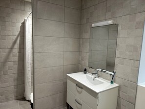 Doccia, asciugacapelli, asciugamani, sapone