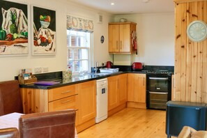 Private kitchen - Quiet, Private & Picture‑Perfect Cottage — Couples, Families, Pets, Walk to Town (Crieff)