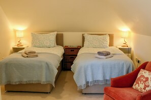 Room - Quiet, Private & Picture‑Perfect Cottage — Couples, Families, Pets, Walk to Town (Crieff)