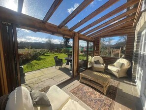 Living area - Quiet, Private & Picture‑Perfect Cottage — Couples, Families, Pets, Walk to Town (Crieff)