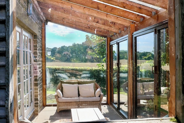 المنشأة من الداخل