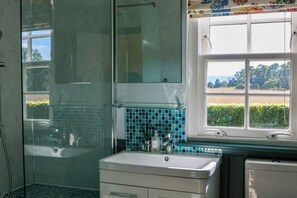 Bathroom - Quiet, Private & Picture‑Perfect Cottage — Couples, Families, Pets, Walk to Town (Crieff)