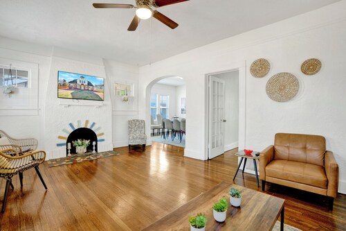 Spacious 6-bedroom apartment in gorgeous Birmingham with AC, secured parking lot