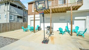A backyard with a basketball hoop, outdoor furniture, and a wooden deck. - Spacious 6-bedroom apartment in gorgeous Birmingham with AC, secured parking lot (Birmingham)