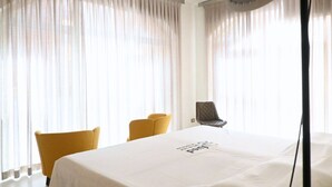 A hotel room with a bed, two chairs, a desk, and a lamp. - P085 – Porto Recanati, new two-room apartment 30 meters from the sea (Porto Recanati)