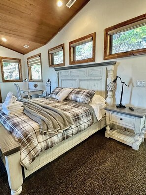 5 bedrooms, iron/ironing board, travel cot, WiFi - On trails, 2 mi to town & NAU, 12 mi to Snowbowl (Flagstaff)