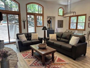 TV, fireplace, offices - On trails, 2 mi to town & NAU, 12 mi to Snowbowl (Flagstaff)