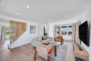 Living area - Minutes from the beach, brand new 3 bedroom (Southampton)