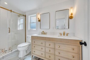 Een douche, een haardroger, handdoeken, zeep