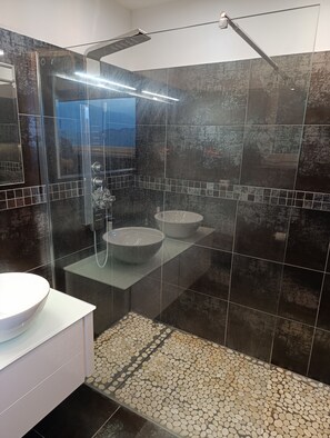 Douche, sèche-cheveux, bidet, serviettes fournies