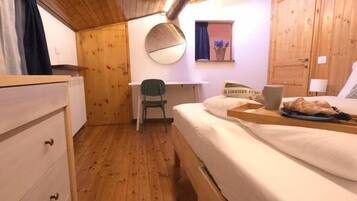 Dúplex Comfort, 2 dormitoris, vistes al pati | Espai de treball apte per a portàtils i cortines opaques